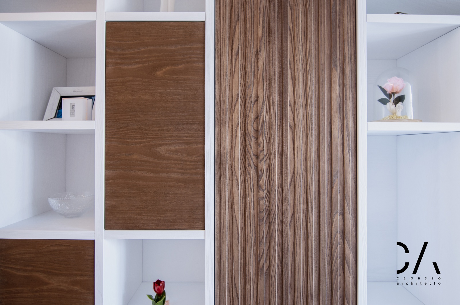Dettaglio delle finiture in legno dell'arredo su misura