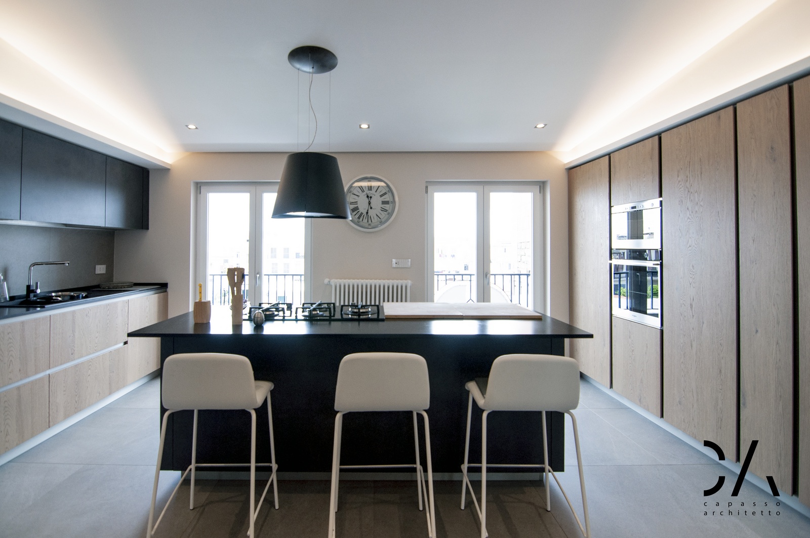 Cucina con isola e colonne in legno