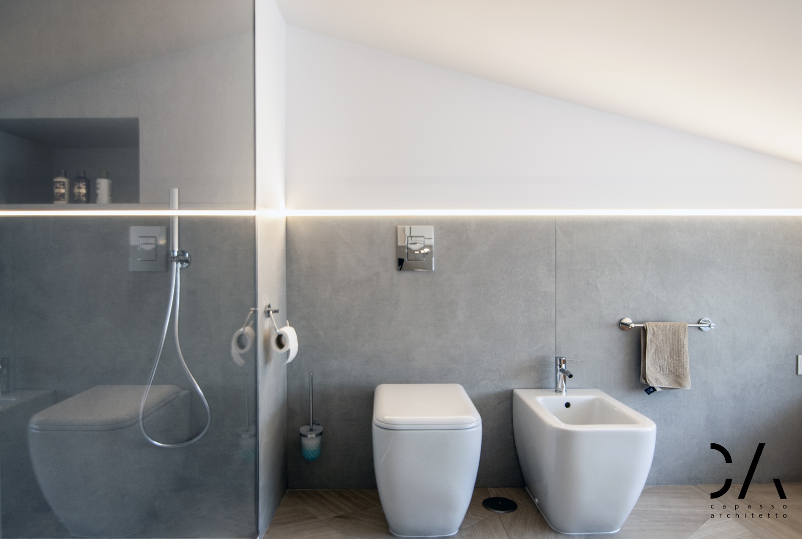 Bagno con doccia a filo pavimento