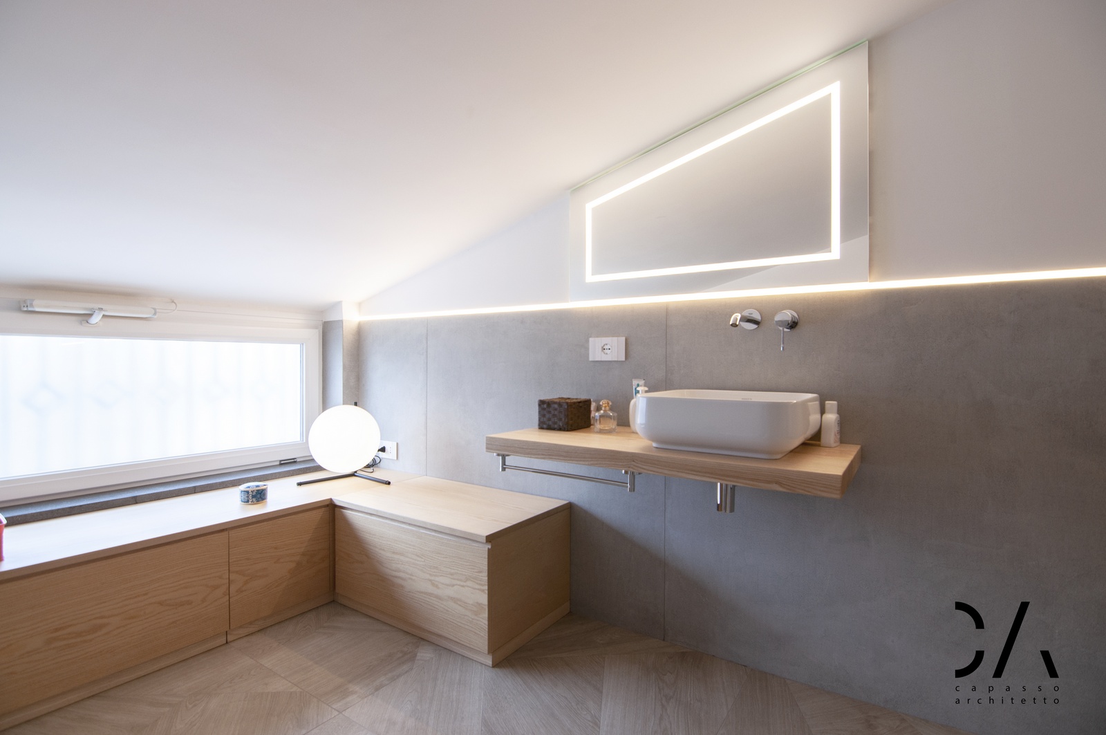 Mobile bagno in legno con specchio retroilluminato