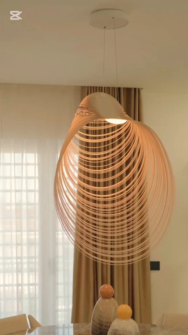 Lampada sospesa: trama e luce