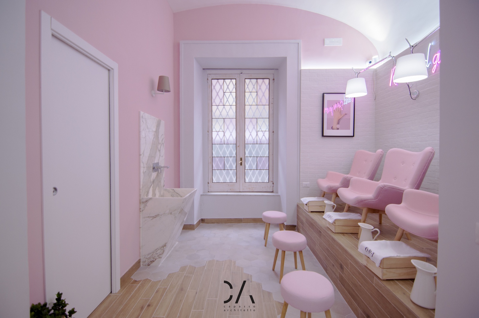 Postazioni pedicure rosa nello spazio NailEasy