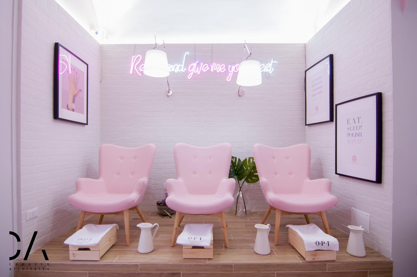 Sedute rosa con dettagli grafici e illuminazione al neon