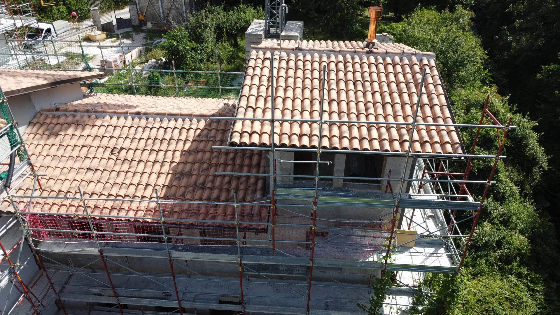 Vista aerea del cantiere e delle coperture
